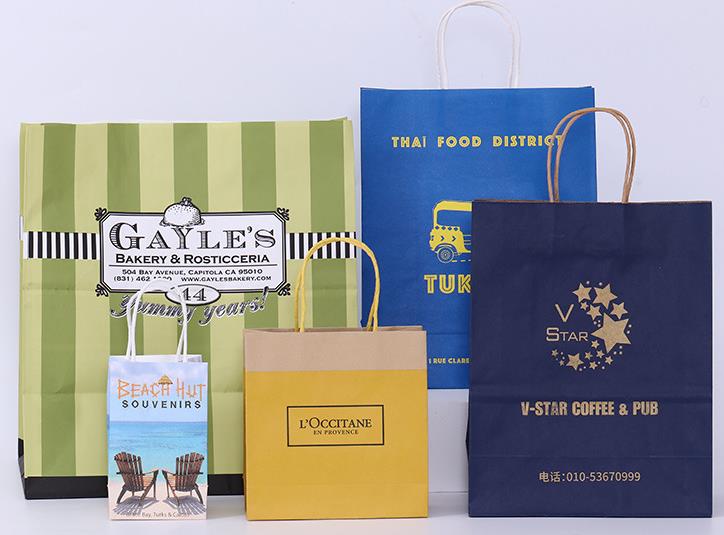 Grossistanpassad logotyp återvinningsbar brun shoppingpåse av kraftpapper med vridet platt handtag